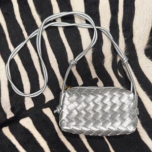 NWOT Elegant Silver Woven Handbag perfect condition
